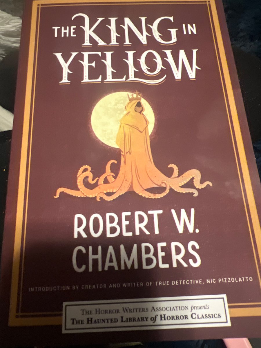 Star_linnX's tweet photo. Y’all so im in the searching for a world that doesn’t exist fandom so I decided to get the book that was around three days ago. I was supposed to get on Friday but guess what I got it today!!!!!! https://t.co/niACQHCdjz