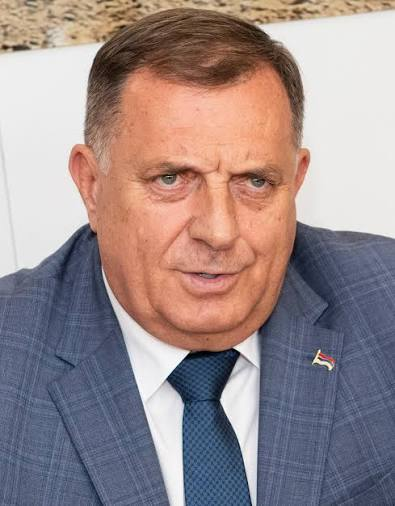 KrahSNSa's tweet photo. Izvinite, ali nismo međusobno kompatibilni. 
 
Vama svest ni sledecih 50 godina neće poceti da se menja.  I zato svi vi koji sejete mrznju i lopovluk i zivite na racun Srbije: NECETE VISE! 

25.10.2026 cemo raskrstiti sa vama.

Ali dobro, bar su @studentblokade  pokušali jer ima puno dobrih ljudi u RS.