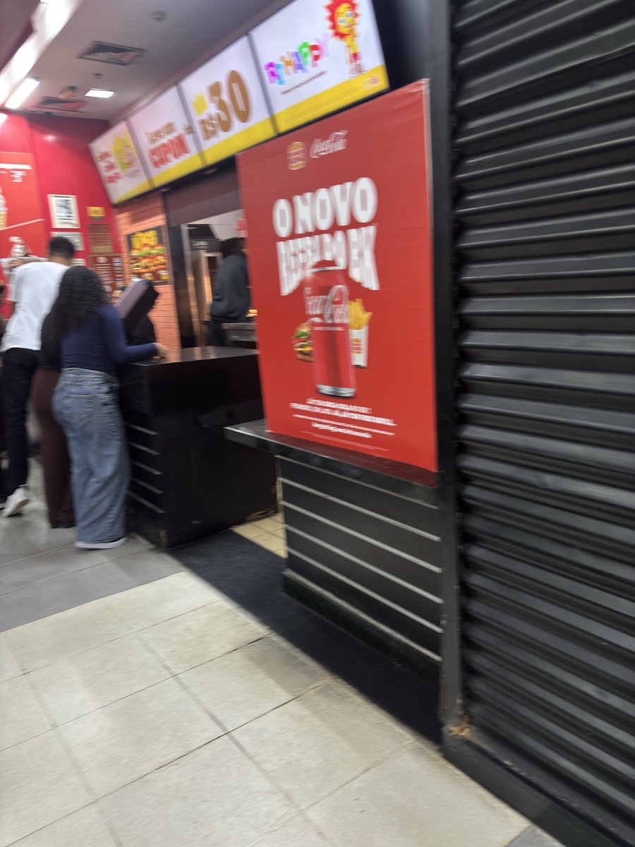 clbcnazareth's tweet photo. uuuuuuuhhh coca lixo tirou o refil👎🏻👎🏻👎🏻👎🏻 https://t.co/hqnEnOpfxd