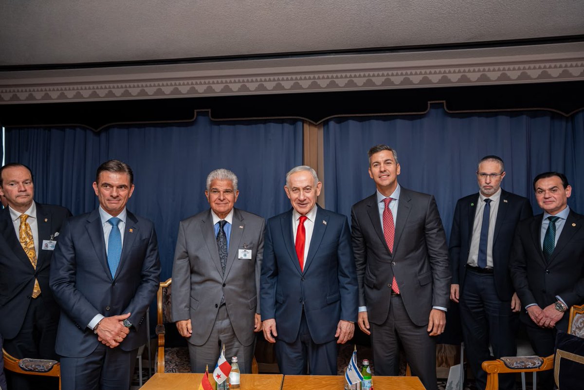 SantiPenap's tweet photo. Mantuve un encuentro con el Primer Ministro de Israel, Benjamín Netanyahu. Conversamos sobre mecanismos para una seguridad duradera y sobre una alianza estratégica entre América Latina e Israel. Reafirmamos valores compartidos y el firme compromiso de nuestras naciones en la lucha contra el terrorismo.