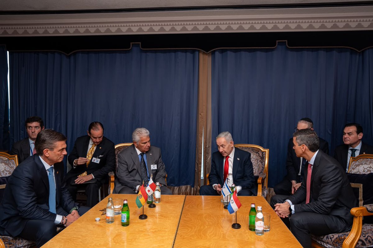 SantiPenap's tweet photo. Mantuve un encuentro con el Primer Ministro de Israel, Benjamín Netanyahu. Conversamos sobre mecanismos para una seguridad duradera y sobre una alianza estratégica entre América Latina e Israel. Reafirmamos valores compartidos y el firme compromiso de nuestras naciones en la lucha contra el terrorismo.