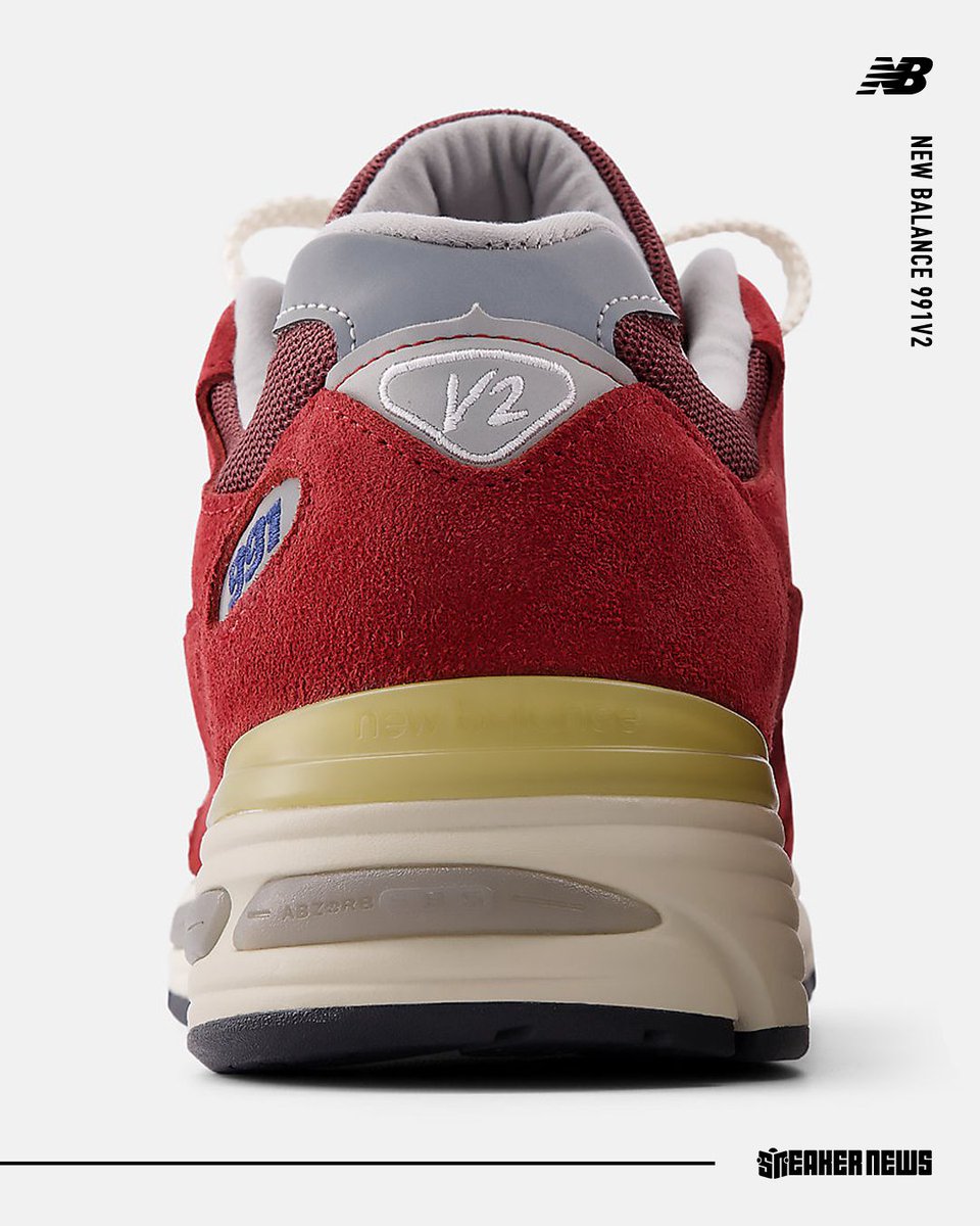 SneakerNews's tweet photo. New Balance 991v2 "Vintage Sports" Pack brings two classic American team colors to vintage-treated midsoles 🏀 🎾 ⚽️ 🏈 

Dropping October 1st for $250 each.

Full details >> https://t.co/p1jkdcXGIY https://t.co/ONuic14bg1