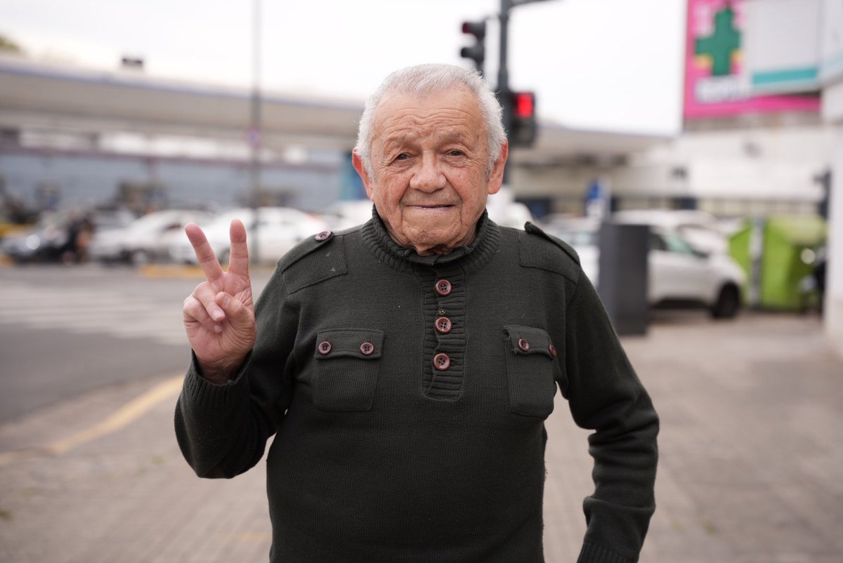 eduardotoniolli's tweet photo. El 24 de septiembre del 55 salió a defender a Perón envuelto en una bandera argentina. Los "libertadores" lo balearon, lo dieron por muerto y lo tiraron en un camión.

Pasaron 71 años y José Mármol sigue más vivo que nunca. Salud compañero, somos invencibles. https://t.co/OoRoWsfyc6