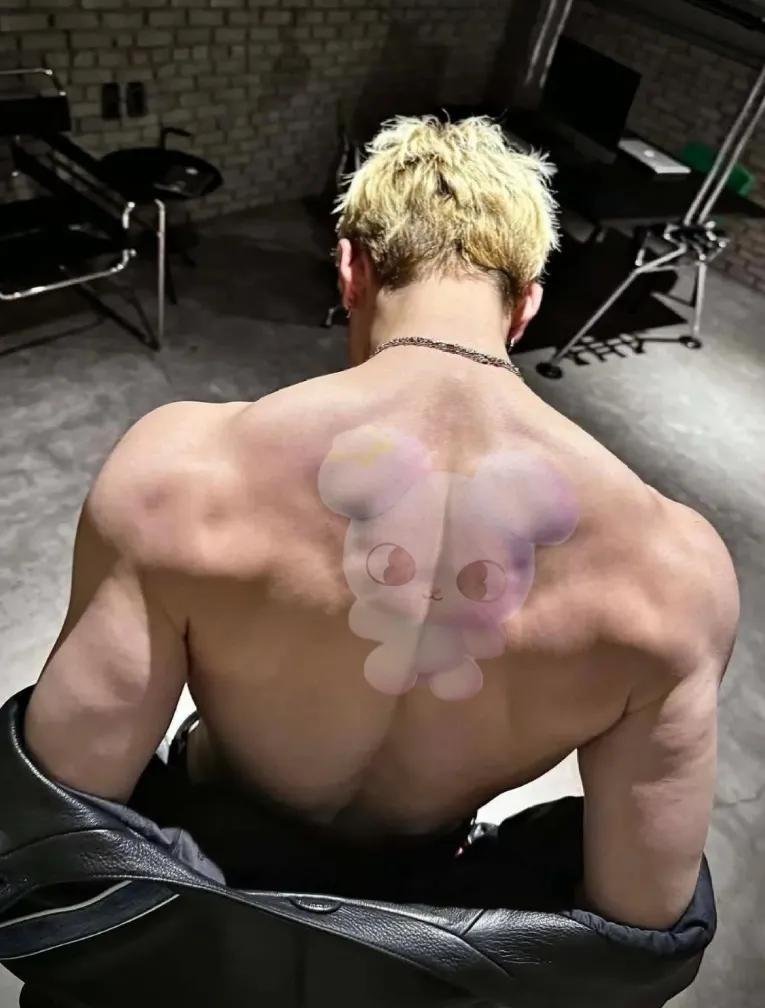 thammisa's tweet photo. Got jealous about the Tasy on Bangchan's back and now I want to build my own #SSD
#StaySelcaDay #Bangchan https://t.co/dKAPFplNzC