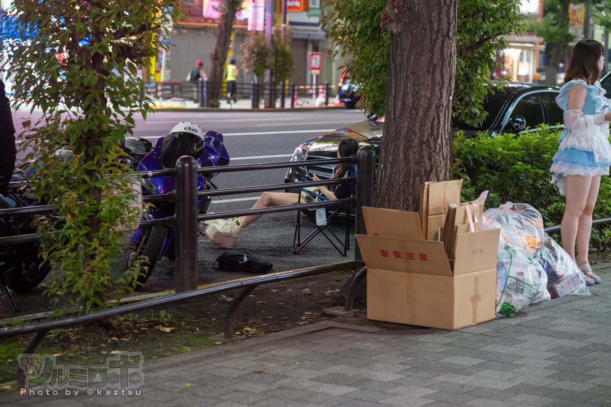 kaztsu's tweet photo. 深夜の秋葉原・中央通り。騒音迷惑バイクのひとたち、車道で椅子に座りはじめていて、申し訳ないけど轢かれればいいのにと思った https://t.co/yRSc0VyKny