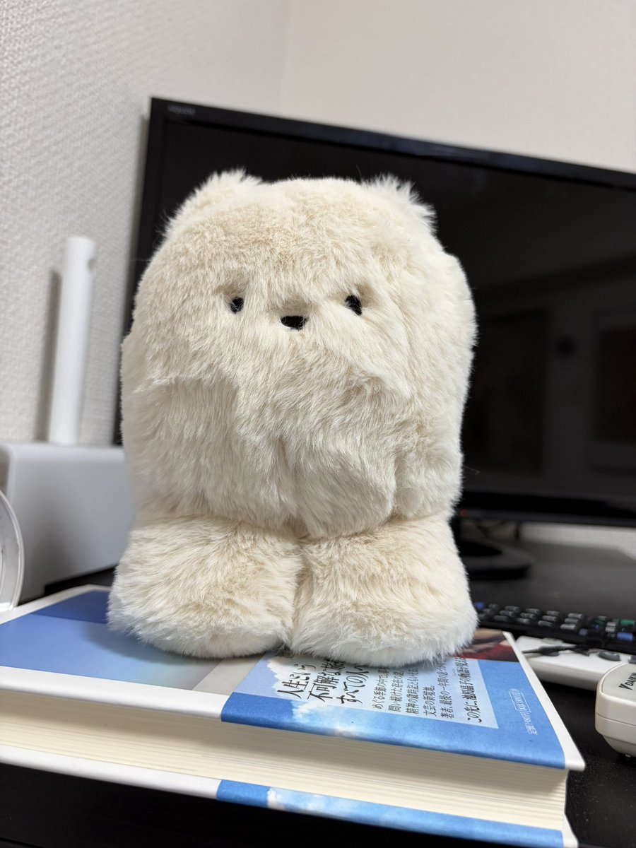enbanba's tweet photo. 彼氏、前買ってきたこの犬を生理的に受け付けないらしく、気付くと目があわない位置に配置され直してて笑う。 https://t.co/6LPw6U0dKC