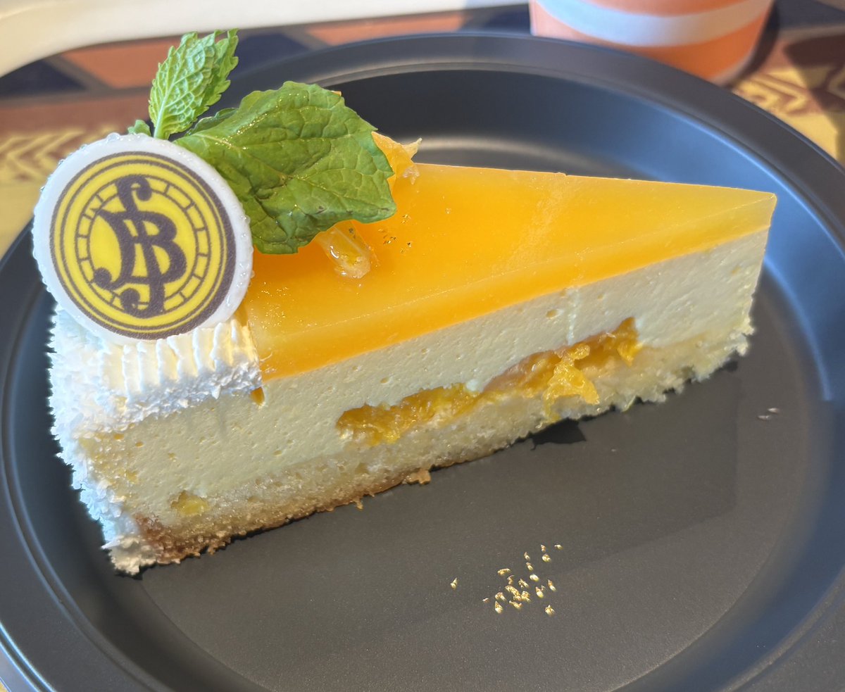 gifuhumin's tweet photo. ケーキ2種も♪
肉ケーキ斬新だったな。

 #USJファン https://t.co/gHSquLYmsO