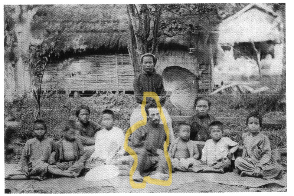 levvarchive's tweet photo. Le père Lazard (Jean-Joseph Lazard) au Cambodge. 1879.

📙Revue Aséanie, "La paroisse des affranchis. Communauté, identité et religion dans le village de Kdol, Cambodge (1898-1979)", Année 2007, Page 76.