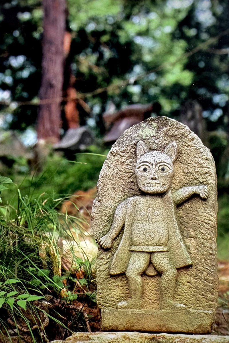 Shu_Pohto's tweet photo. おはよう☁️金曜日
フィルム時代に撮影。歳を取ったな🥵多分坂道を登るのはもう無理だろう💦千曲市にて。
今日は１週間振りに都内へ🚆
午前&amp;午後講座p(^_^)q
腰痛はさほど改善しないが、体調はだいぶ戻ったかな😊
良き一日をお過ごしください🙌
＃石仏　＃猫像 https://t.co/gOtD3CcZs6