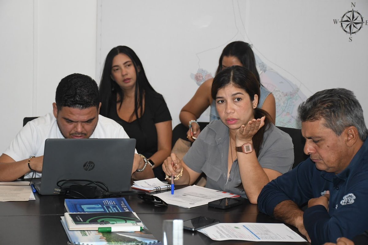 alcaldiabquilla's tweet photo. ¡Todo listo para vivir el fútbol en paz!

Hoy realizamos la reunión de la Comisión Local de Fútbol, en la que articulamos con las diferentes autoridades y entidades las medidas de seguridad, convivencia y logística para el partido entre @JuniorClubSA e Independiente Medellín. https://t.co/YxNI1wPCqg