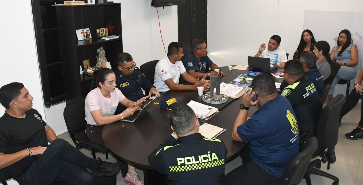 alcaldiabquilla's tweet photo. ¡Todo listo para vivir el fútbol en paz!

Hoy realizamos la reunión de la Comisión Local de Fútbol, en la que articulamos con las diferentes autoridades y entidades las medidas de seguridad, convivencia y logística para el partido entre @JuniorClubSA e Independiente Medellín. https://t.co/YxNI1wPCqg