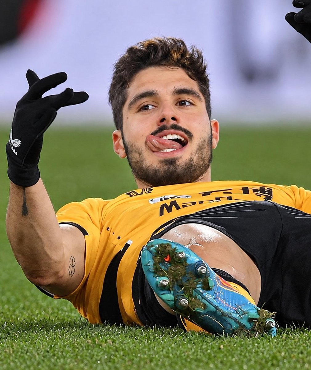 _XMENS_'s tweet photo. Todo mundo concorda que esse português é o homem mais bonito do mundo, certo?? https://t.co/tZPl7v9V9k