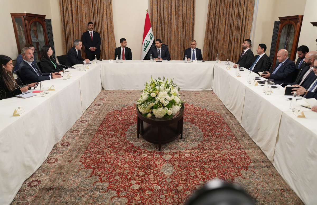IraqiPMO's tweet photo. برعاية وحضور رئيس مجلس الوزراء السيد علي فالح الزيدي، استضافت الممثلية الدائمة للعراق في الأمم المتحدة بمدينة نيويورك، أمس الخميس بتوقيت بغداد، طاولة مستديرة لممثلي مجموعة من المصارف والمؤسسات المالية الأمريكية، وعدد من المسؤولين والمختصين في الشأن الاقتصادي والمالي وممثلي المصارف العراقية.

وأكد السيد رئيس مجلس الوزراء في كلمة له أن العراق يشهد مرحلة جديدة من التحول الاقتصادي والإصلاح المالي والمصرفي، مشيراً إلى أن ضعف النظام المصرفي العراقي خلال السنوات الماضية ارتبط، في جانب منه، بمحدودية انفتاحه وتواصله مع النظام المصرفي الدولي، ولاسيما المصارف الأمريكية.

ودعا سيادته المصارف والمؤسسات المالية الأمريكية إلى المشاركة في بناء مستقبل اقتصادي جديد للعراق، مؤكداً أن دخول المصارف الأمريكية إلى السوق العراقية سيمثل نقلة نوعية في تطوير القطاع المصرفي، وتعزيز علاقته بالنظام المالي العالمي، ورفع كفاءة التعاملات المالية والاستثمارية.

وبين السيد رئيس مجلس الوزراء أن
العراق يقف اليوم أمام مرحلة اقتصادية جديدة، وهو ينتج حالياً نحو (4.5) ملايين برميل من النفط يومياً، وتتجه سياسة الحكومة إلى رفع مستويات الإنتاج إلى (10) ملايين برميل يومياً، ضمن رؤية تستهدف تعظيم الموارد وتوظيفها في التنمية وتنويع الاقتصاد.

كما أكد السيد الزيدي انفتاح العراق على الشركات والمصارف الأمريكية والعالمية، وعمل الحكومة على توفير بيئة استثمارية جاذبة وتقديم التسهيلات اللازمة للمستثمرين، مبيناً أن أمام المصارف الأمريكية فرصاً واسعة للمشاركة في الاقتصاد العراقي وتمويل المشاريع والاستثمارات في مختلف القطاعات. كما تتطلع الحكومة إلى شراكة فاعلة مع المؤسسات المالية والمصارف الأمريكية، بما يسهم في تطوير القطاع المصرفي العراقي، وربط الاقتصاد العراقي بصورة أكثر فاعلية بالنظام المالي والاقتصادي العالمي.

وأوضح السيد رئيس مجلس الوزراء أن الحكومة وضعت خط شروع واضحاً للإصلاح الاقتصادي والمالي والمصرفي، وبدأت بخطة إصلاح شاملة للمصارف الحكومية، بما يعزز كفاءتها ويرفع مستوى الحوكمة والامتثال ويؤسس لقطاع مصرفي قادر على مواكبة متطلبات الاقتصاد الحديث. وأكد أن إجراءات مكافحة الفساد وحماية المال العام تسير بالاتجاه الصحيح، إذ تعمل الحكومة على تعزيز الأنظمة والإجراءات التي تكفل حماية أموال الدولة ورفع مستوى الشفافية والحوكمة.