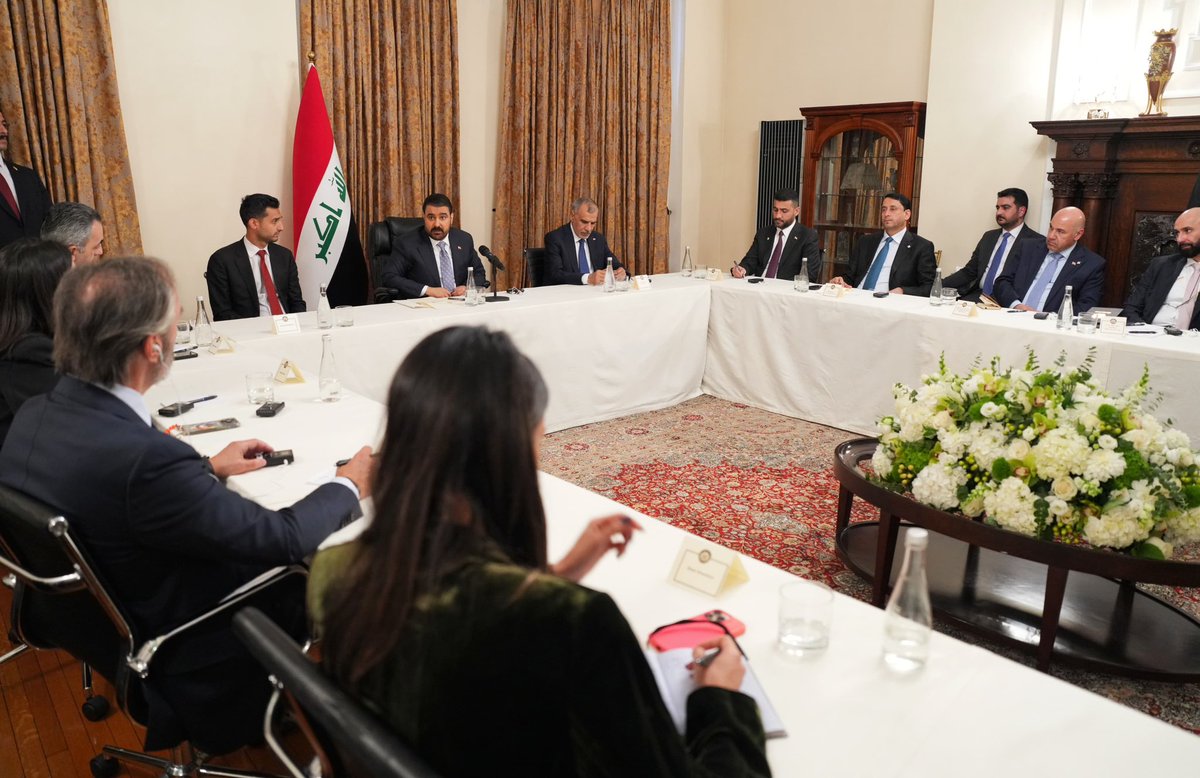 IraqiPMO's tweet photo. برعاية وحضور رئيس مجلس الوزراء السيد علي فالح الزيدي، استضافت الممثلية الدائمة للعراق في الأمم المتحدة بمدينة نيويورك، أمس الخميس بتوقيت بغداد، طاولة مستديرة لممثلي مجموعة من المصارف والمؤسسات المالية الأمريكية، وعدد من المسؤولين والمختصين في الشأن الاقتصادي والمالي وممثلي المصارف العراقية.

وأكد السيد رئيس مجلس الوزراء في كلمة له أن العراق يشهد مرحلة جديدة من التحول الاقتصادي والإصلاح المالي والمصرفي، مشيراً إلى أن ضعف النظام المصرفي العراقي خلال السنوات الماضية ارتبط، في جانب منه، بمحدودية انفتاحه وتواصله مع النظام المصرفي الدولي، ولاسيما المصارف الأمريكية.

ودعا سيادته المصارف والمؤسسات المالية الأمريكية إلى المشاركة في بناء مستقبل اقتصادي جديد للعراق، مؤكداً أن دخول المصارف الأمريكية إلى السوق العراقية سيمثل نقلة نوعية في تطوير القطاع المصرفي، وتعزيز علاقته بالنظام المالي العالمي، ورفع كفاءة التعاملات المالية والاستثمارية.

وبين السيد رئيس مجلس الوزراء أن
العراق يقف اليوم أمام مرحلة اقتصادية جديدة، وهو ينتج حالياً نحو (4.5) ملايين برميل من النفط يومياً، وتتجه سياسة الحكومة إلى رفع مستويات الإنتاج إلى (10) ملايين برميل يومياً، ضمن رؤية تستهدف تعظيم الموارد وتوظيفها في التنمية وتنويع الاقتصاد.

كما أكد السيد الزيدي انفتاح العراق على الشركات والمصارف الأمريكية والعالمية، وعمل الحكومة على توفير بيئة استثمارية جاذبة وتقديم التسهيلات اللازمة للمستثمرين، مبيناً أن أمام المصارف الأمريكية فرصاً واسعة للمشاركة في الاقتصاد العراقي وتمويل المشاريع والاستثمارات في مختلف القطاعات. كما تتطلع الحكومة إلى شراكة فاعلة مع المؤسسات المالية والمصارف الأمريكية، بما يسهم في تطوير القطاع المصرفي العراقي، وربط الاقتصاد العراقي بصورة أكثر فاعلية بالنظام المالي والاقتصادي العالمي.

وأوضح السيد رئيس مجلس الوزراء أن الحكومة وضعت خط شروع واضحاً للإصلاح الاقتصادي والمالي والمصرفي، وبدأت بخطة إصلاح شاملة للمصارف الحكومية، بما يعزز كفاءتها ويرفع مستوى الحوكمة والامتثال ويؤسس لقطاع مصرفي قادر على مواكبة متطلبات الاقتصاد الحديث. وأكد أن إجراءات مكافحة الفساد وحماية المال العام تسير بالاتجاه الصحيح، إذ تعمل الحكومة على تعزيز الأنظمة والإجراءات التي تكفل حماية أموال الدولة ورفع مستوى الشفافية والحوكمة.