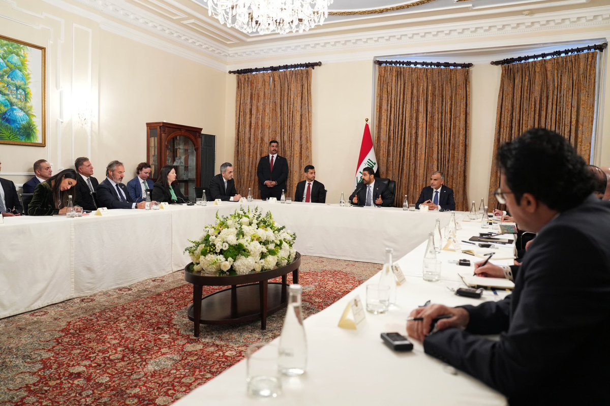 IraqiPMO's tweet photo. برعاية وحضور رئيس مجلس الوزراء السيد علي فالح الزيدي، استضافت الممثلية الدائمة للعراق في الأمم المتحدة بمدينة نيويورك، أمس الخميس بتوقيت بغداد، طاولة مستديرة لممثلي مجموعة من المصارف والمؤسسات المالية الأمريكية، وعدد من المسؤولين والمختصين في الشأن الاقتصادي والمالي وممثلي المصارف العراقية.

وأكد السيد رئيس مجلس الوزراء في كلمة له أن العراق يشهد مرحلة جديدة من التحول الاقتصادي والإصلاح المالي والمصرفي، مشيراً إلى أن ضعف النظام المصرفي العراقي خلال السنوات الماضية ارتبط، في جانب منه، بمحدودية انفتاحه وتواصله مع النظام المصرفي الدولي، ولاسيما المصارف الأمريكية.

ودعا سيادته المصارف والمؤسسات المالية الأمريكية إلى المشاركة في بناء مستقبل اقتصادي جديد للعراق، مؤكداً أن دخول المصارف الأمريكية إلى السوق العراقية سيمثل نقلة نوعية في تطوير القطاع المصرفي، وتعزيز علاقته بالنظام المالي العالمي، ورفع كفاءة التعاملات المالية والاستثمارية.

وبين السيد رئيس مجلس الوزراء أن
العراق يقف اليوم أمام مرحلة اقتصادية جديدة، وهو ينتج حالياً نحو (4.5) ملايين برميل من النفط يومياً، وتتجه سياسة الحكومة إلى رفع مستويات الإنتاج إلى (10) ملايين برميل يومياً، ضمن رؤية تستهدف تعظيم الموارد وتوظيفها في التنمية وتنويع الاقتصاد.

كما أكد السيد الزيدي انفتاح العراق على الشركات والمصارف الأمريكية والعالمية، وعمل الحكومة على توفير بيئة استثمارية جاذبة وتقديم التسهيلات اللازمة للمستثمرين، مبيناً أن أمام المصارف الأمريكية فرصاً واسعة للمشاركة في الاقتصاد العراقي وتمويل المشاريع والاستثمارات في مختلف القطاعات. كما تتطلع الحكومة إلى شراكة فاعلة مع المؤسسات المالية والمصارف الأمريكية، بما يسهم في تطوير القطاع المصرفي العراقي، وربط الاقتصاد العراقي بصورة أكثر فاعلية بالنظام المالي والاقتصادي العالمي.

وأوضح السيد رئيس مجلس الوزراء أن الحكومة وضعت خط شروع واضحاً للإصلاح الاقتصادي والمالي والمصرفي، وبدأت بخطة إصلاح شاملة للمصارف الحكومية، بما يعزز كفاءتها ويرفع مستوى الحوكمة والامتثال ويؤسس لقطاع مصرفي قادر على مواكبة متطلبات الاقتصاد الحديث. وأكد أن إجراءات مكافحة الفساد وحماية المال العام تسير بالاتجاه الصحيح، إذ تعمل الحكومة على تعزيز الأنظمة والإجراءات التي تكفل حماية أموال الدولة ورفع مستوى الشفافية والحوكمة.