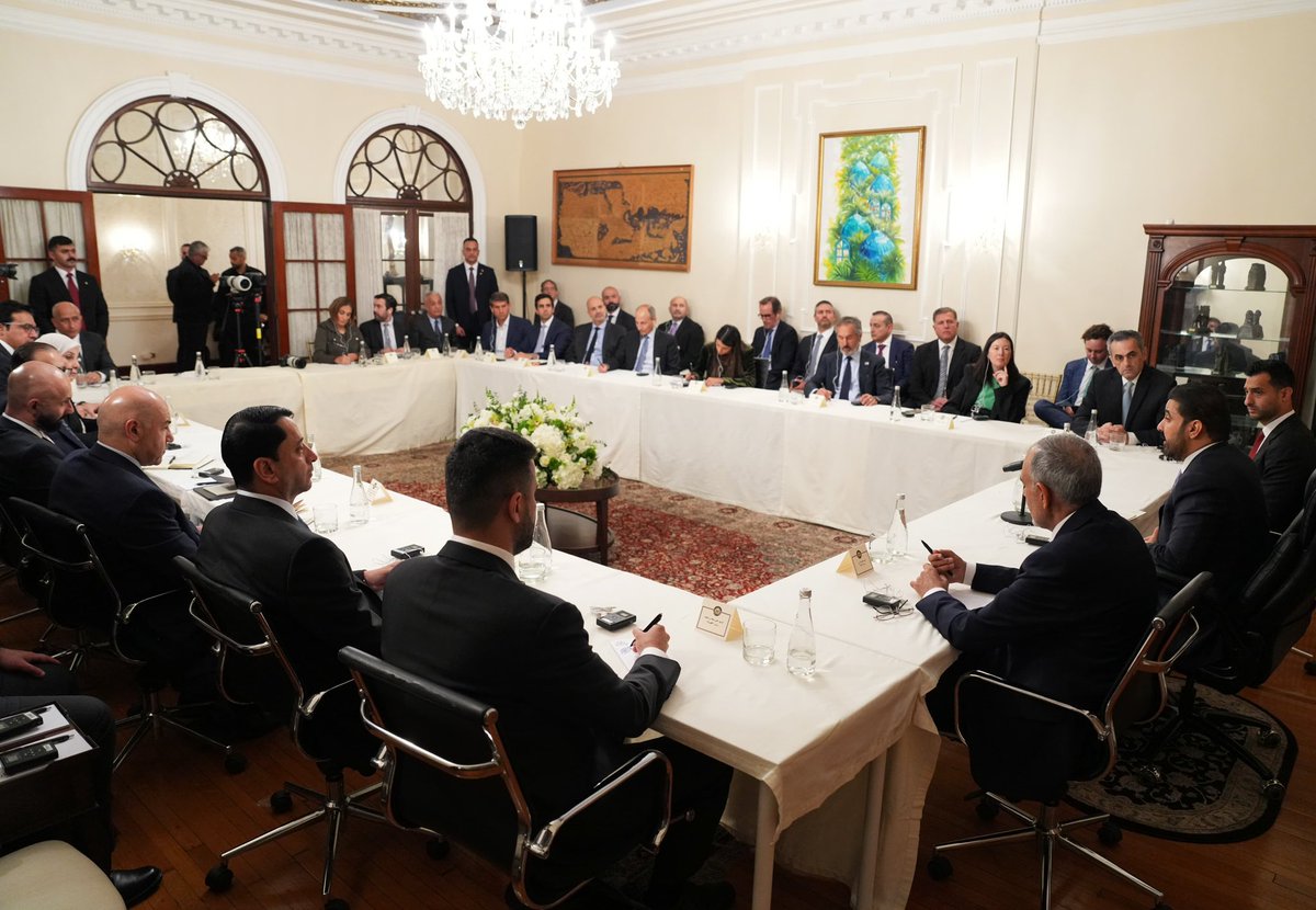 IraqiPMO's tweet photo. برعاية وحضور رئيس مجلس الوزراء السيد علي فالح الزيدي، استضافت الممثلية الدائمة للعراق في الأمم المتحدة بمدينة نيويورك، أمس الخميس بتوقيت بغداد، طاولة مستديرة لممثلي مجموعة من المصارف والمؤسسات المالية الأمريكية، وعدد من المسؤولين والمختصين في الشأن الاقتصادي والمالي وممثلي المصارف العراقية.

وأكد السيد رئيس مجلس الوزراء في كلمة له أن العراق يشهد مرحلة جديدة من التحول الاقتصادي والإصلاح المالي والمصرفي، مشيراً إلى أن ضعف النظام المصرفي العراقي خلال السنوات الماضية ارتبط، في جانب منه، بمحدودية انفتاحه وتواصله مع النظام المصرفي الدولي، ولاسيما المصارف الأمريكية.

ودعا سيادته المصارف والمؤسسات المالية الأمريكية إلى المشاركة في بناء مستقبل اقتصادي جديد للعراق، مؤكداً أن دخول المصارف الأمريكية إلى السوق العراقية سيمثل نقلة نوعية في تطوير القطاع المصرفي، وتعزيز علاقته بالنظام المالي العالمي، ورفع كفاءة التعاملات المالية والاستثمارية.

وبين السيد رئيس مجلس الوزراء أن
العراق يقف اليوم أمام مرحلة اقتصادية جديدة، وهو ينتج حالياً نحو (4.5) ملايين برميل من النفط يومياً، وتتجه سياسة الحكومة إلى رفع مستويات الإنتاج إلى (10) ملايين برميل يومياً، ضمن رؤية تستهدف تعظيم الموارد وتوظيفها في التنمية وتنويع الاقتصاد.

كما أكد السيد الزيدي انفتاح العراق على الشركات والمصارف الأمريكية والعالمية، وعمل الحكومة على توفير بيئة استثمارية جاذبة وتقديم التسهيلات اللازمة للمستثمرين، مبيناً أن أمام المصارف الأمريكية فرصاً واسعة للمشاركة في الاقتصاد العراقي وتمويل المشاريع والاستثمارات في مختلف القطاعات. كما تتطلع الحكومة إلى شراكة فاعلة مع المؤسسات المالية والمصارف الأمريكية، بما يسهم في تطوير القطاع المصرفي العراقي، وربط الاقتصاد العراقي بصورة أكثر فاعلية بالنظام المالي والاقتصادي العالمي.

وأوضح السيد رئيس مجلس الوزراء أن الحكومة وضعت خط شروع واضحاً للإصلاح الاقتصادي والمالي والمصرفي، وبدأت بخطة إصلاح شاملة للمصارف الحكومية، بما يعزز كفاءتها ويرفع مستوى الحوكمة والامتثال ويؤسس لقطاع مصرفي قادر على مواكبة متطلبات الاقتصاد الحديث. وأكد أن إجراءات مكافحة الفساد وحماية المال العام تسير بالاتجاه الصحيح، إذ تعمل الحكومة على تعزيز الأنظمة والإجراءات التي تكفل حماية أموال الدولة ورفع مستوى الشفافية والحوكمة.