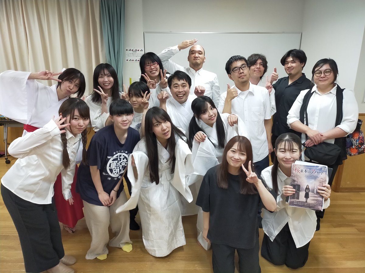 malibustage's tweet photo. 朗読劇「桜並木のアパート」

最終稽古してまいりました✨
��ちゃくちゃ良かったです
大切な人を思う気持ち、後悔、決意、
感情が溢れていました。

観ないともったいない、
そんな作品に仕上がりました🌈

GHOST ver.は
いよいよ本日開幕
本日はAチーム初日です。

お時間ございましたら
ぜひ会場へ足をお運びください。
#桜並木2026
https://t.co/gj1LUyemJN