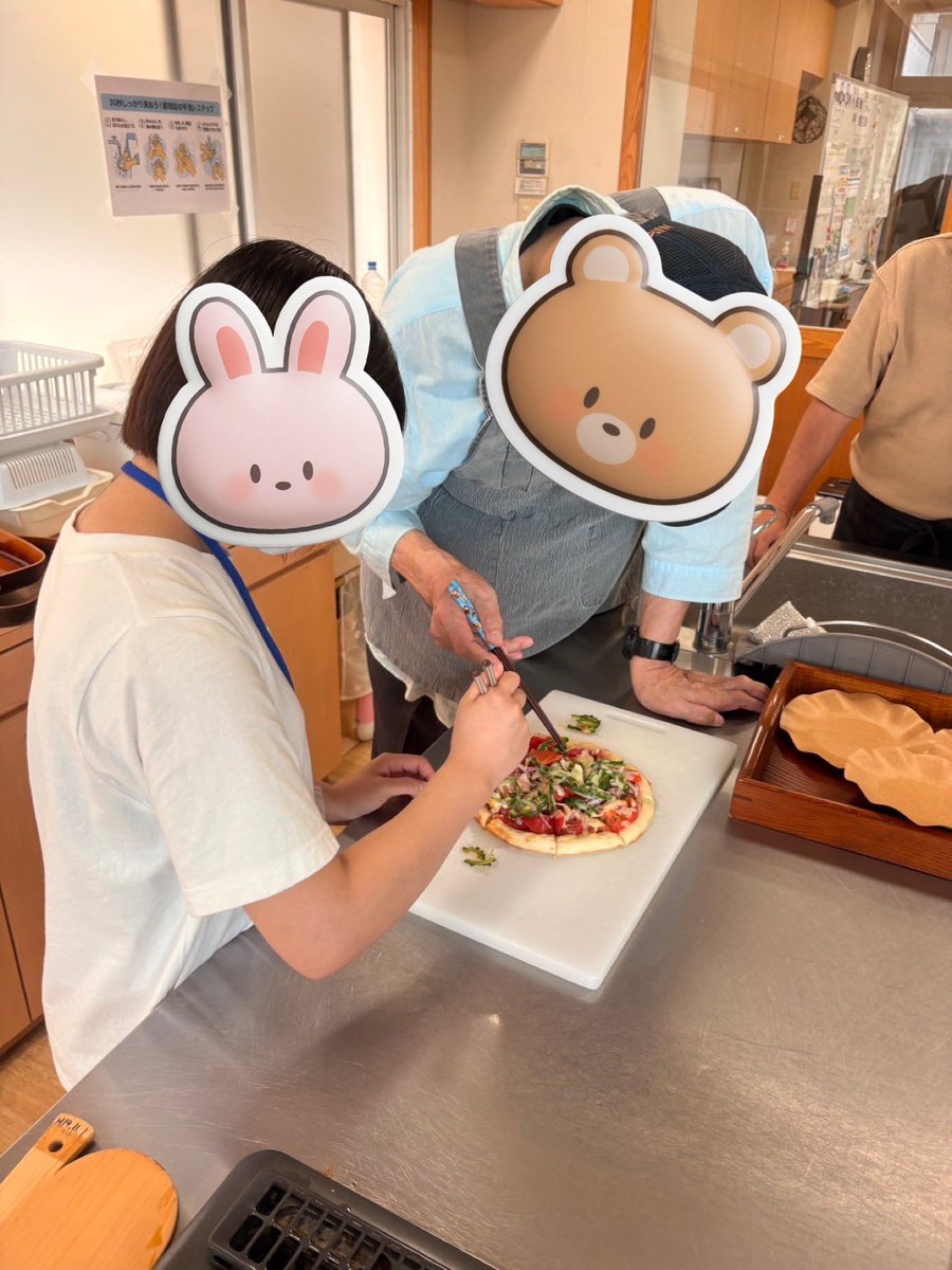 akiyama_hp's tweet photo. 長崎リハビリテーション学院より1週間の見学実習があり作業療法学課1年生の２名がデイケアと訪問看護の見学を行いました📝

お二人は病院見学自体が初めての経験で初日は緊張してましたが、徐々にデイケアメンバーさんとコミニケーションを深めていき、楽しく学んでくれたと思います💪 https://t.co/HFKRBqFglu