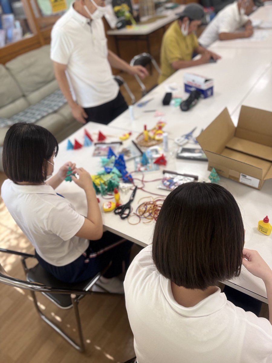 akiyama_hp's tweet photo. 長崎リハビリテーション学院より1週間の見学実習があり作業療法学課1年生の２名がデイケアと訪問看護の見学を行いました📝

お二人は病院見学自体が初めての経験で初日は緊張してましたが、徐々にデイケアメンバーさんとコミニケーションを深めていき、楽しく学んでくれたと思います💪 https://t.co/HFKRBqFglu