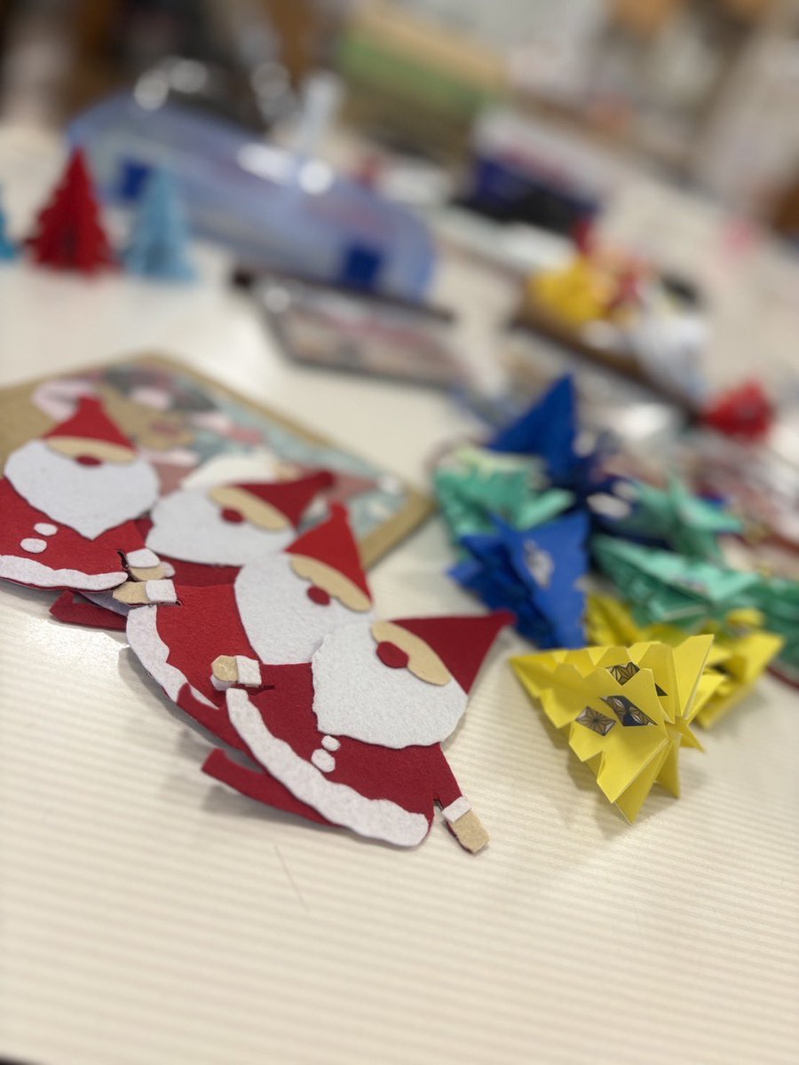 akiyama_hp's tweet photo. 長崎リハビリテーション学院より1週間の見学実習があり作業療法学課1年生の２名がデイケアと訪問看護の見学を行いました📝

お二人は病院見学自体が初めての経験で初日は緊張してましたが、徐々にデイケアメンバーさんとコミニケーションを深めていき、楽しく学んでくれたと思います💪 https://t.co/HFKRBqFglu