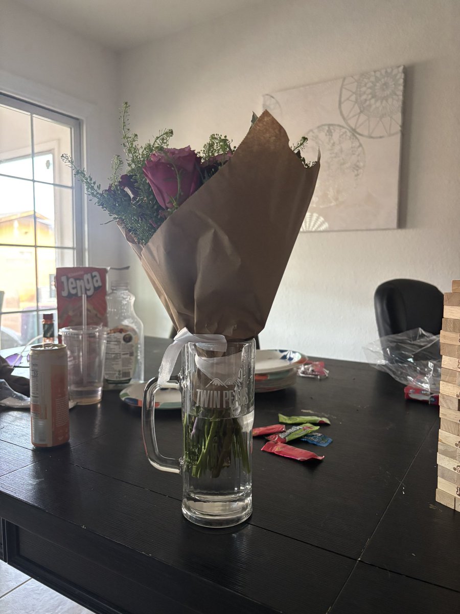 bagkingkoepka's tweet photo. Foids flowers in a twin peaks glass https://t.co/UU554Xd5mx