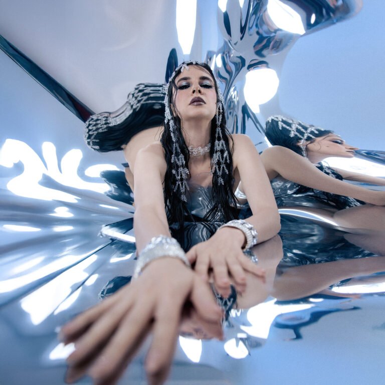 Kardinalka1's tweet photo. Koje pesme su vama najdraže sa novog albuma SVETLA GRADA SU JAKA ? 🌌 https://t.co/nX1FpfwKNQ