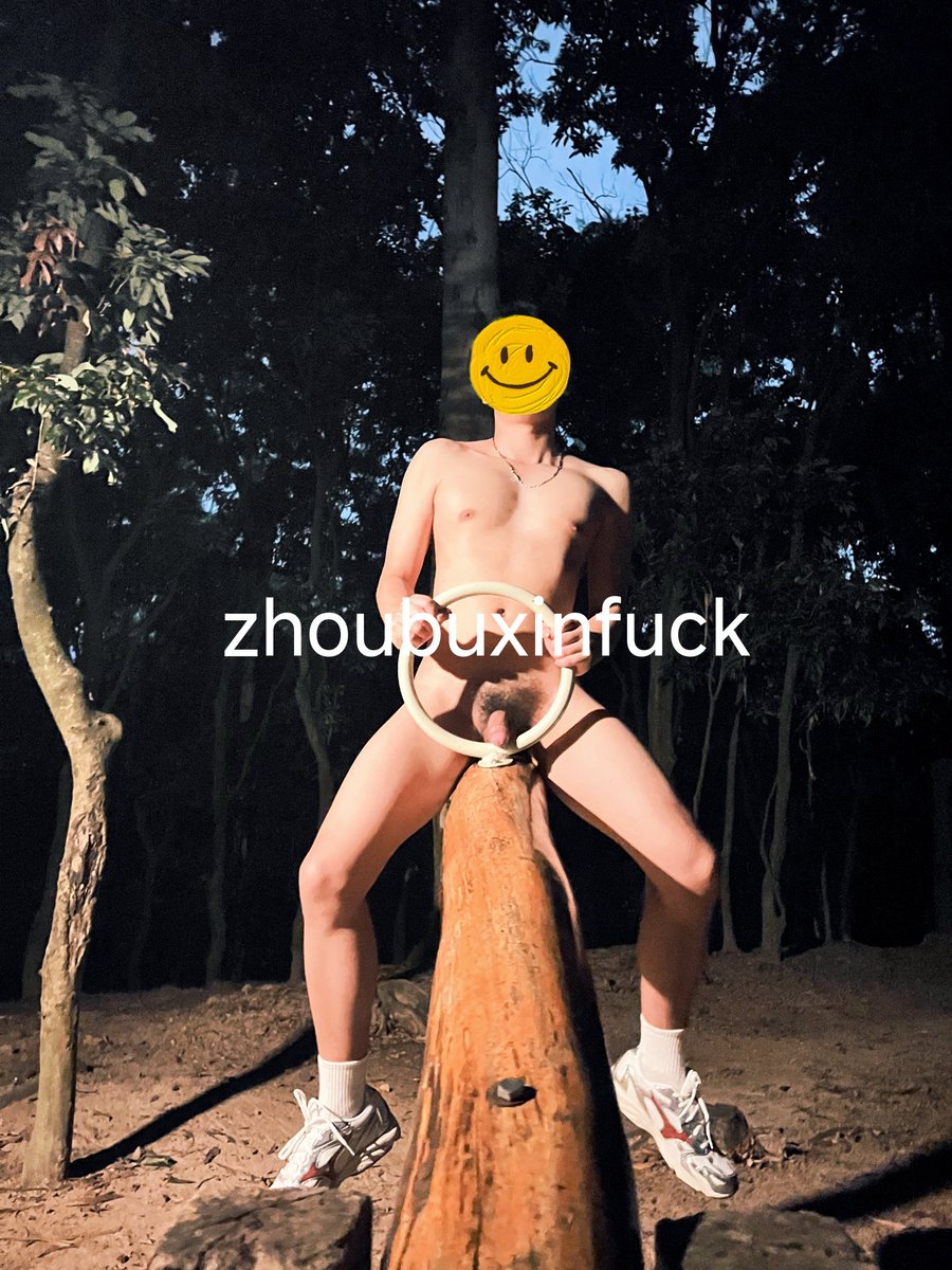 ZhouBuxinfuck's tweet photo. 😵遇到两个登山客来问路 #野裸 #户外 #天体 #暴露 #骚狗 https://t.co/mzfFEwkZtW