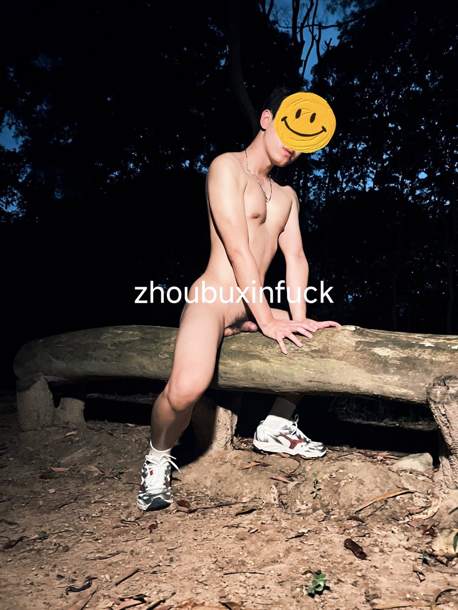 ZhouBuxinfuck's tweet photo. 😵遇到两个登山客来问路 #野裸 #户外 #天体 #暴露 #骚狗 https://t.co/mzfFEwkZtW