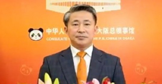 moeruasia01's tweet photo. 「汚い首は斬ってやる」→ 削除の中国大阪総領事、レセプションで挨拶

「日本は反中・嫌中の世界チャンピオンになった」
「中国は敵視すべき脅威ではなくパートナーだ」

こんなこと言われてパートナー？
嫌ですが(*´･д･) https://t.co/M21Ngqk5rw