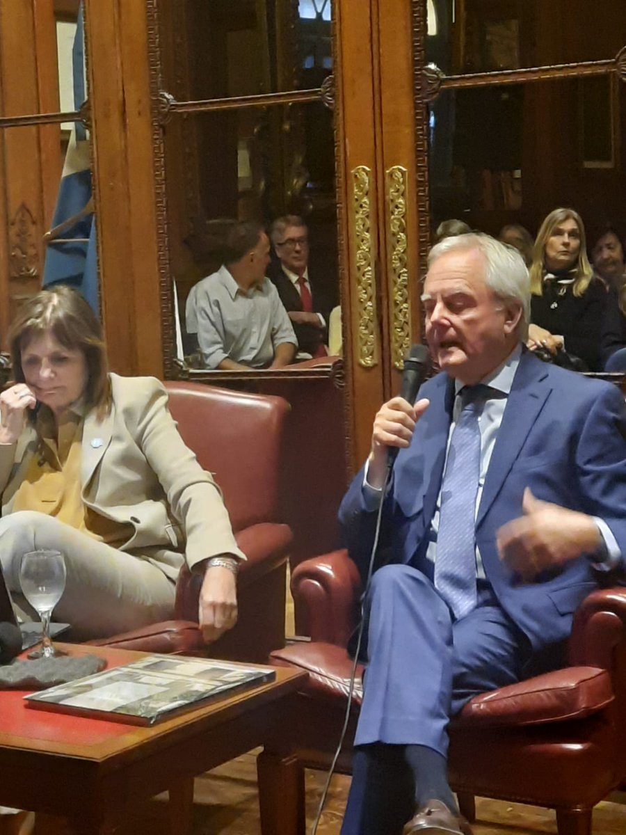 dkucawca's tweet photo. Profundas reflexiones anoche, en la presentación del libro "El Espíritu de Occidente" de Federico Pinedo, debates trascendentes que realmente inspiran https://t.co/doaAOamQnL