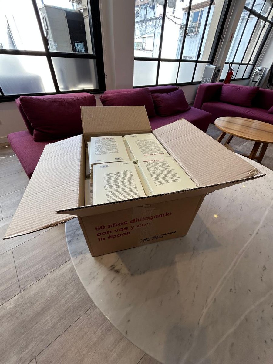 danyscht's tweet photo. Llegó la primera caja. Se siente rarísimo tenerlo en la mano después de más de dos años escribiéndolo, editado por @sigloxxiarg y @fundarpoliticas.

En una semana está en librerías. https://t.co/NpSBDFRTYf