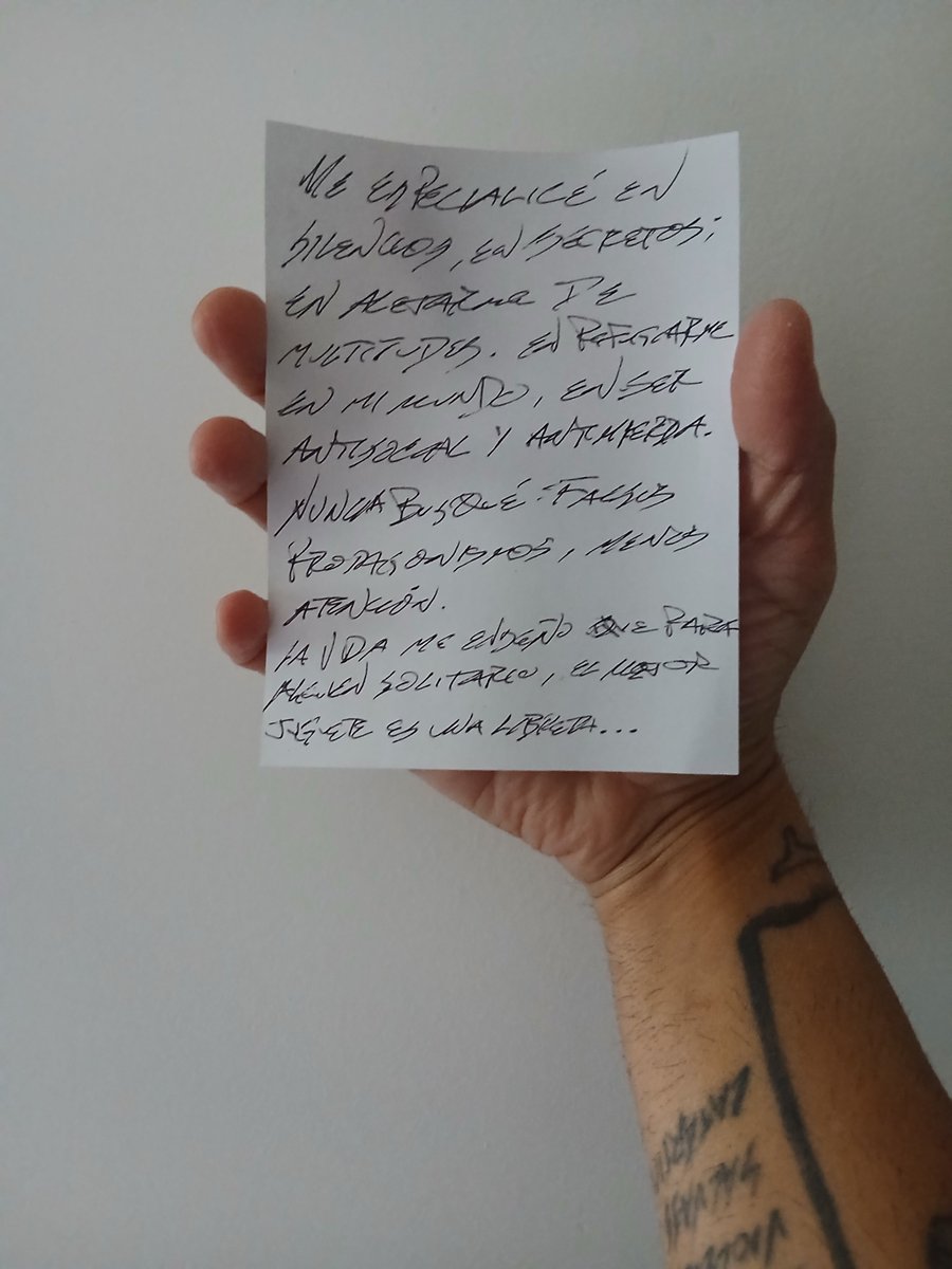 WesleySaiz's tweet photo. DE LA "BITÁCORA DEL NAUFRAGIO"

(O LA NECEDAD -Y EL AFERRE- DEL SOBREVIVIENTE)

DE BESOS Y MADRAZOS. 

PUNK 🔥 🖤 ⚡️ https://t.co/tlOTsJVd7F