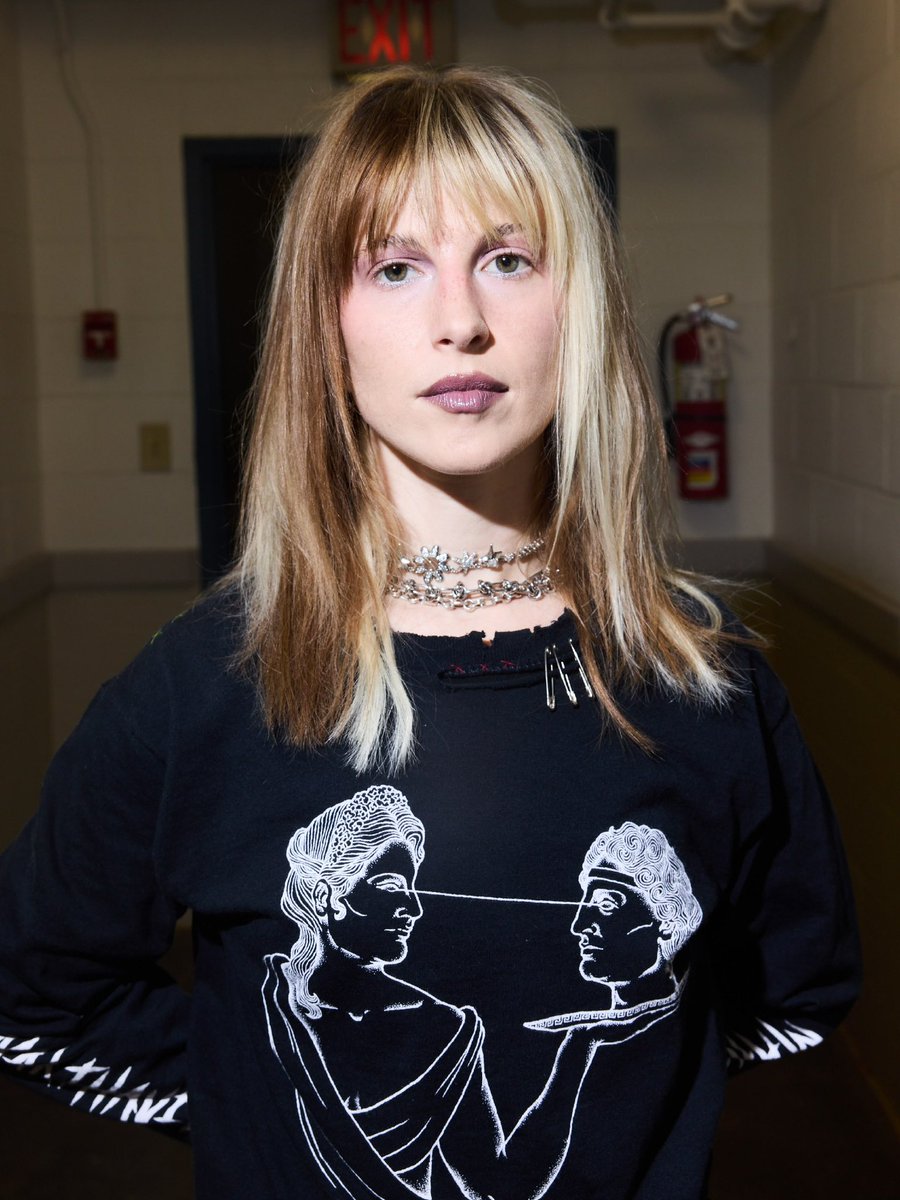 paramorebr's tweet photo. Hayley Williams nos bastidores da passagem da turnê em Cincinnati, Ohio! 📸 Zachary Gray https://t.co/NYgaI6XNJB
