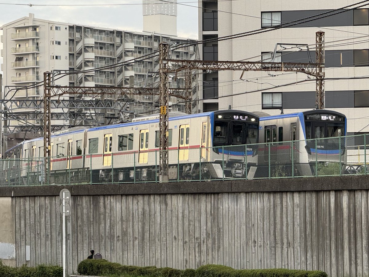 SakeTsuyan's tweet photo. ついに京成松戸線で3200形が運用入りに。

新津田沼駅の留置線で
夜間滞泊していた80000形との
ツーショットを撮影。

今後の活躍が楽しみです。
#京成松戸線
#京成3200形 https://t.co/BIRXIVIfyc