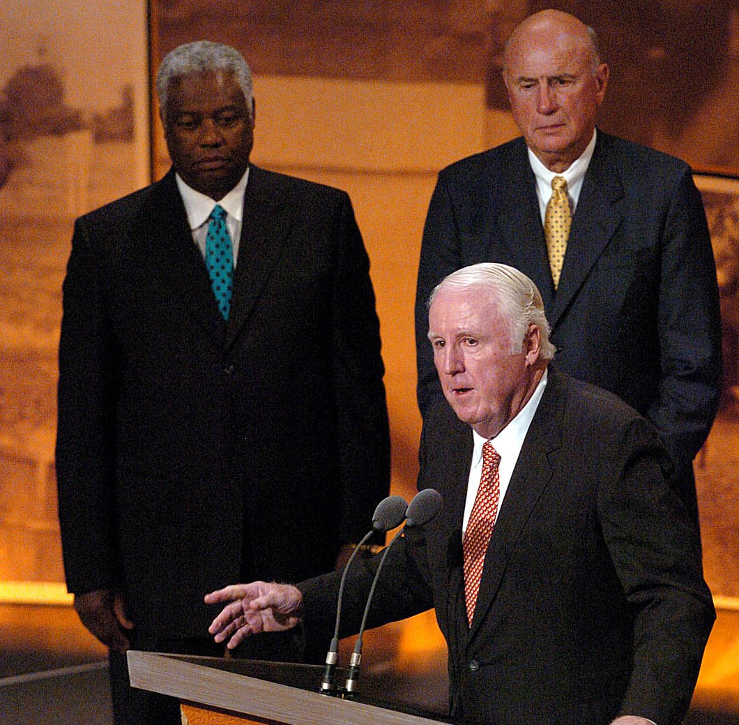 FarabaughP's tweet photo. RIP Bob Pettit. In this pic, the NBA's first MVP is with Oscar Robertson and Jack Twyman at Maurice Stokes' Naismith Hall-of-Fame induction in 2004. https://t.co/7x4gSY7Up0