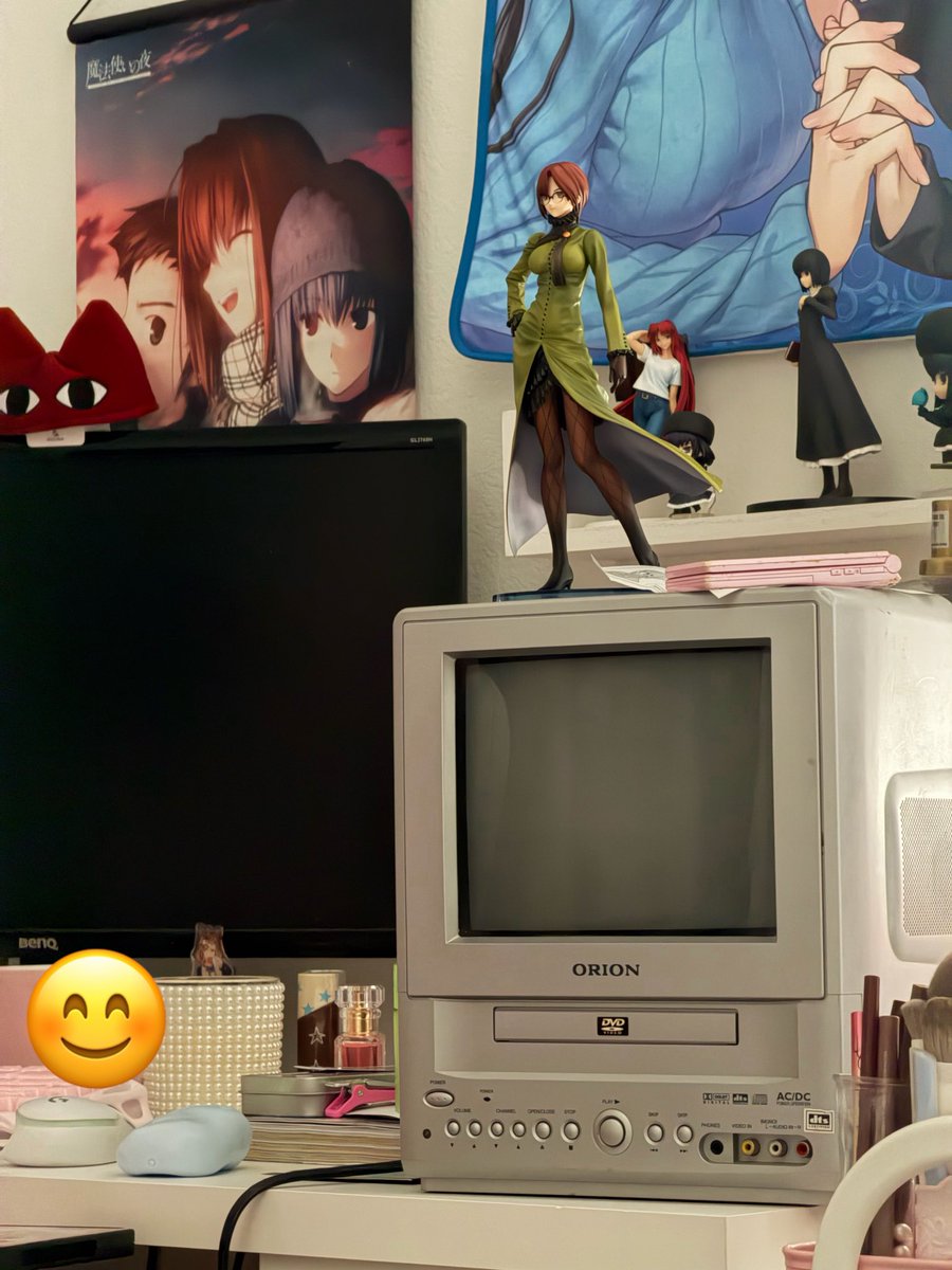 zeroshime's tweet photo. right now touko is asserting dominance on top of orichan https://t.co/qTqN8OZBp3