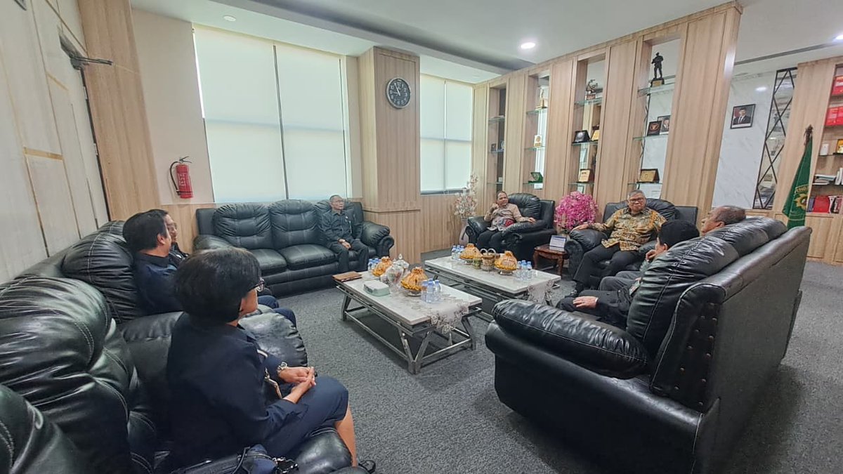 PTA_Palu's tweet photo. Tabe #SampesuvuPTA.Palu
Selasa, 22 September 2026

PTA Palu mengikuti Pembinaan Daerah oleh Tim Hakim Agung Pengawas &amp; Pembina Daerah @MahkamahAgung RI yang bertempat di Kantor PT Sulawesi Tengah. 

@Humas_MA
@DitjenBadilag
#ptapalunabelopura
#ptapalusukseswbk
#ptapalumenujuwbbm https://t.co/T0CeGFO4DU