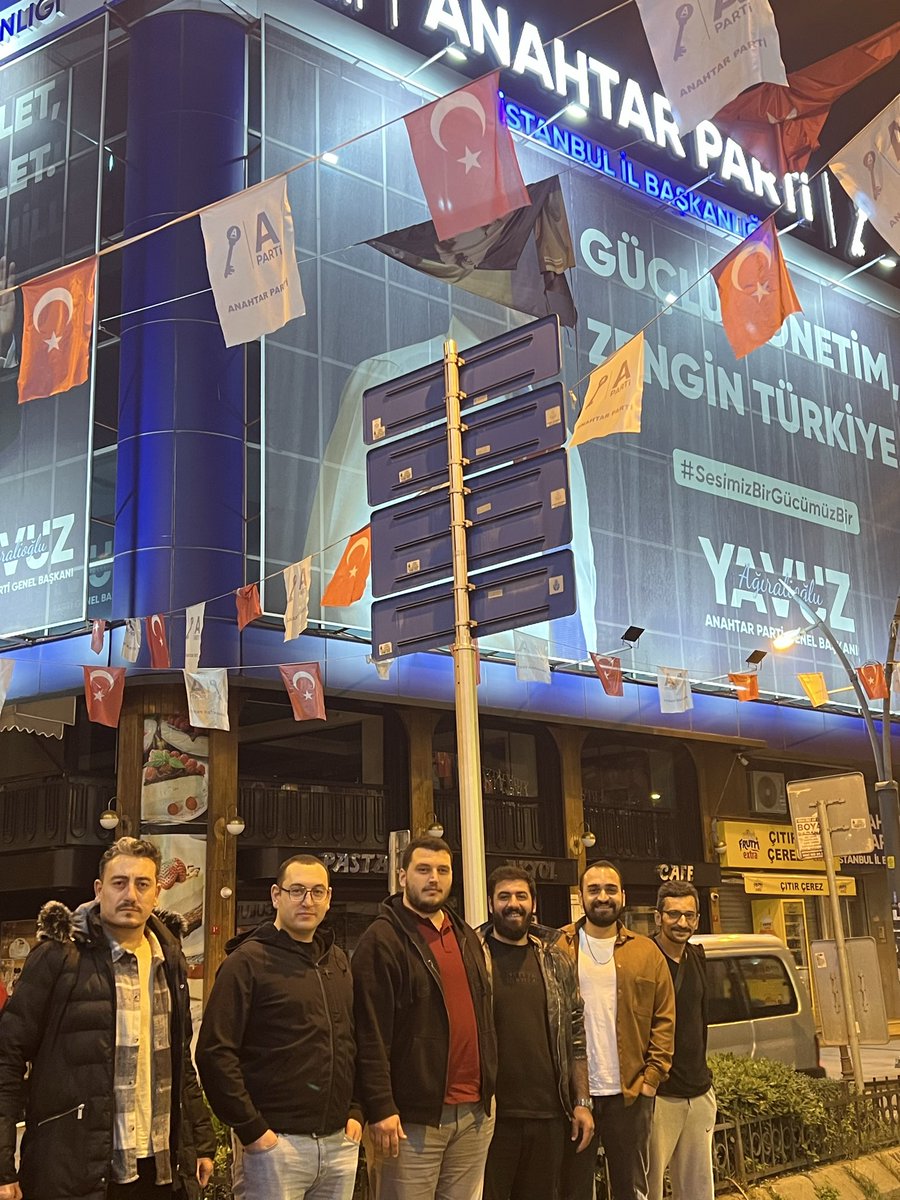 Yavuzerden61's tweet photo. Gençliğe gencist gerek yaparlarsa onlar yapar ! 

Saat 23.45 https://t.co/9mLh2l0T1K