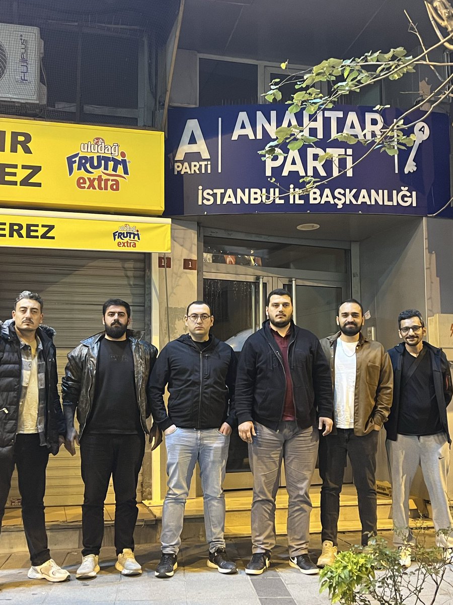 Yavuzerden61's tweet photo. Gençliğe gencist gerek yaparlarsa onlar yapar ! 

Saat 23.45 https://t.co/9mLh2l0T1K