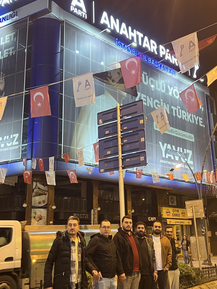 Yavuzerden61's tweet photo. Gençliğe gencist gerek yaparlarsa onlar yapar ! 

Saat 23.45 https://t.co/9mLh2l0T1K