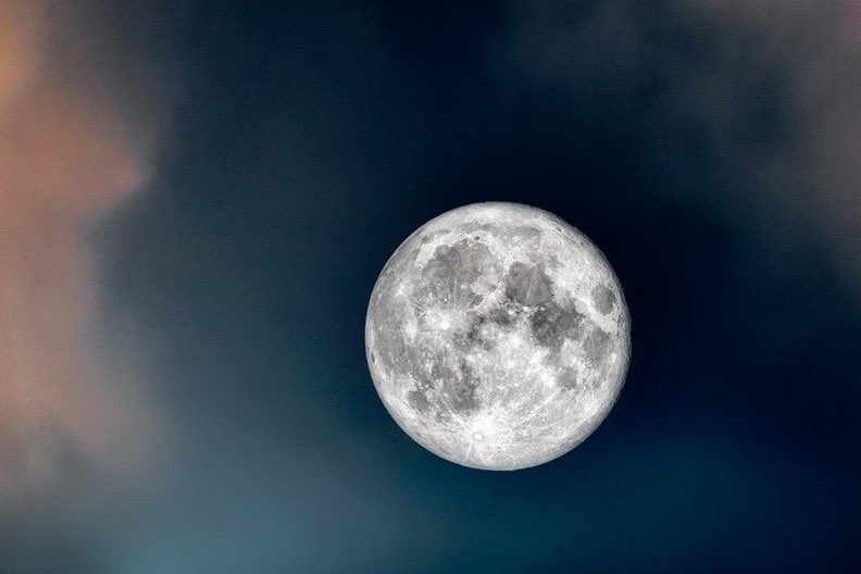 kamiumach's tweet photo. #中秋の名月 🌕🍡

今日は月を見ながら、ちょっとだけ聖書の話。

実は聖書の最初のほうに、
「月」についてこんな一節があります。

「神は二つの大きな光る物を造られた。大きいほうの光る物には昼をつかさどらせ、小さいほうの光る物には夜をつかさどらせた。」
創世記1:16

普段何気なく見ている月も、
聖書では「神が造ったもの」と記載されています。

そう思うと、��夜の月もちょっと特別に見えるかも。