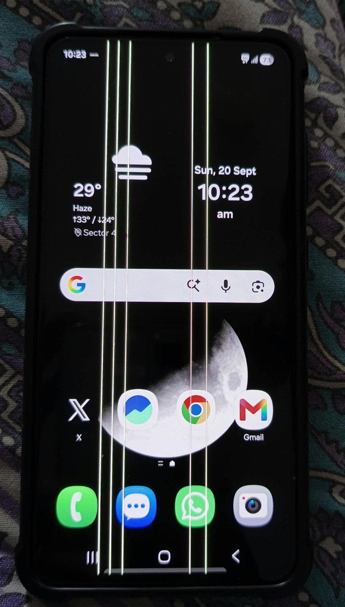 Puskarkumar978's tweet photo. @SamsungIndia @SamsungIndia @SamsungMobile . You forgot to option D Super steady green vertical line on screen. Kindly add this too in your options . @SamsungMobile is a cheater company don't buy there phones. https://t.co/fXJ28ImVZ9