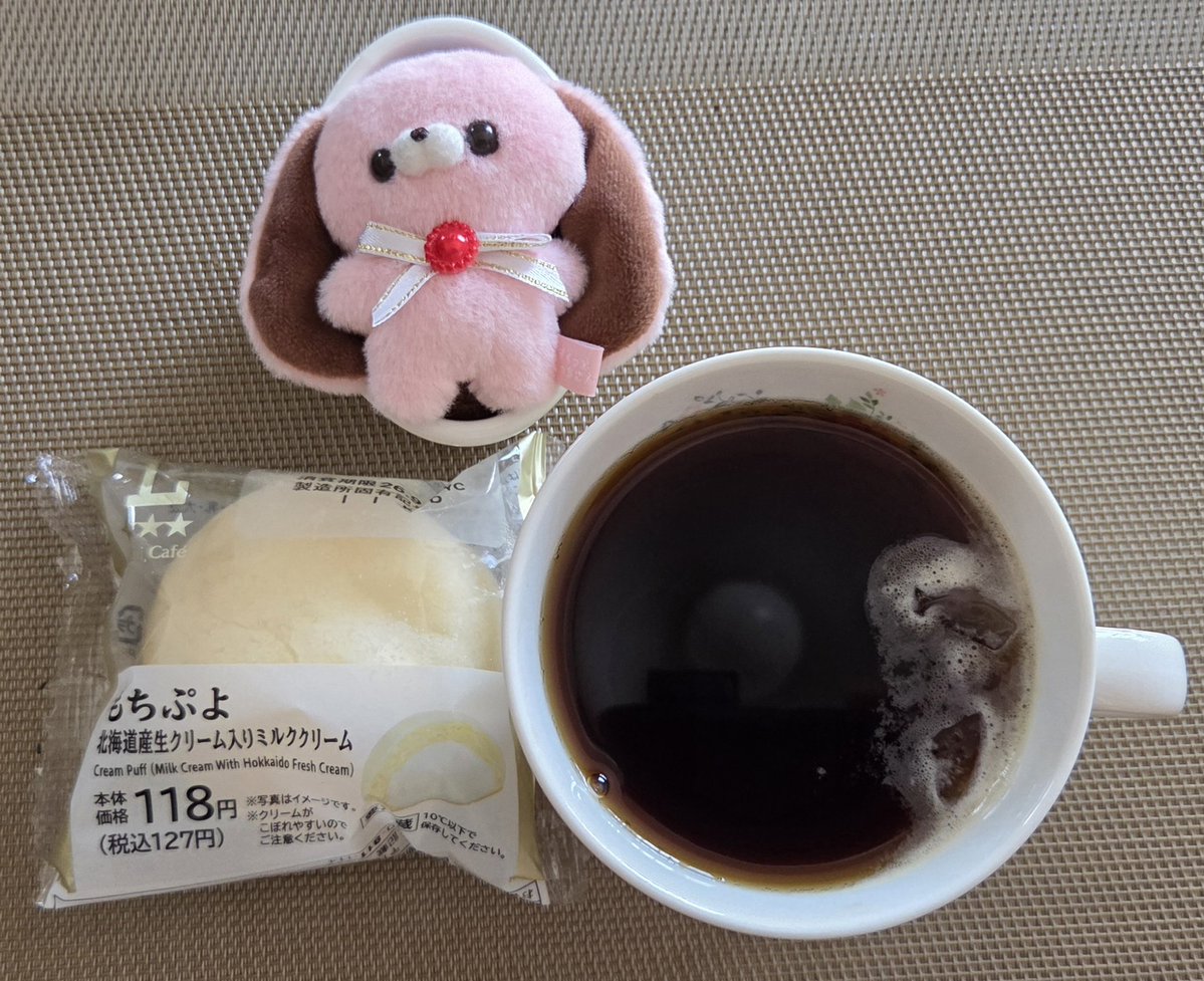 AS1GfK2hd079b3H's tweet photo. ローソンの「もちぷよ(北海道産生クリーム入りミルククリーム)」たべた。
I tried Lawson's "Mochi Puyo (Milk Cream with Hokkaido Fresh Cream)."
#SweetS https://t.co/L2Xe3M3jkc