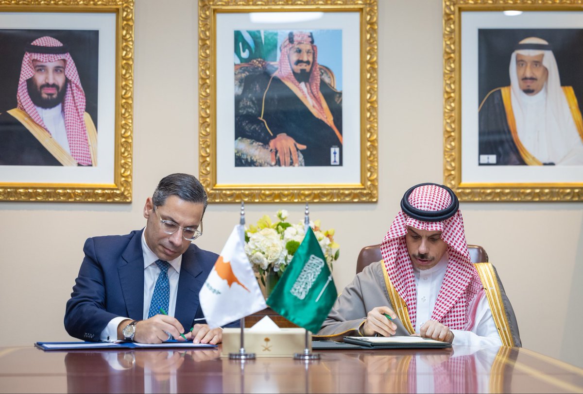 KSAMOFA's tweet photo. وفي ختام اللقاء، وقع سمو الوزير ومعاليه على برنامج تعاون في مجال التدريب الدبلوماسي بين معهد الأمير سعود الفيصل للدراسات الدبلوماسية بوزارة الخارجية، والأكاديمية الدبلوماسية بوزارة الخارجية في جمهورية قبرص، تهدف إلى إنشاء وتعزيز التعاون في الأنشطة البحثية وبرامج التدريب، بما يخدم المصالح المشتركة ويعزز المنافع المتبادلة بينهما.