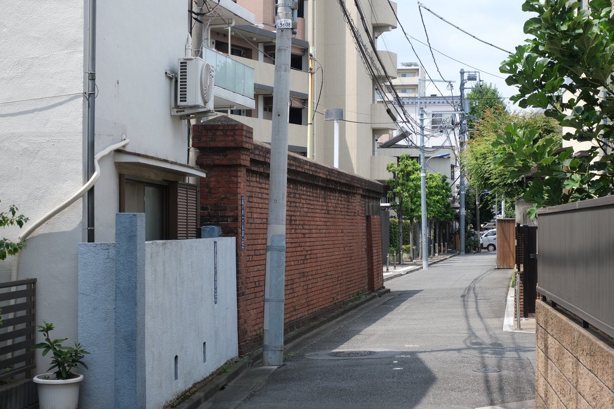 Ardu1Rj's tweet photo. 上中里駅からお散歩
北区西ヶ原
ずっと気になっているこのレンガ塀、なんでしょうね。 https://t.co/HON8lrRbzc