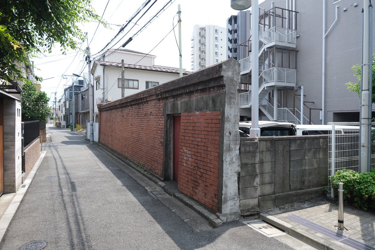 Ardu1Rj's tweet photo. 上中里駅からお散歩
北区西ヶ原
ずっと気になっているこのレンガ塀、なんでしょうね。 https://t.co/HON8lrRbzc
