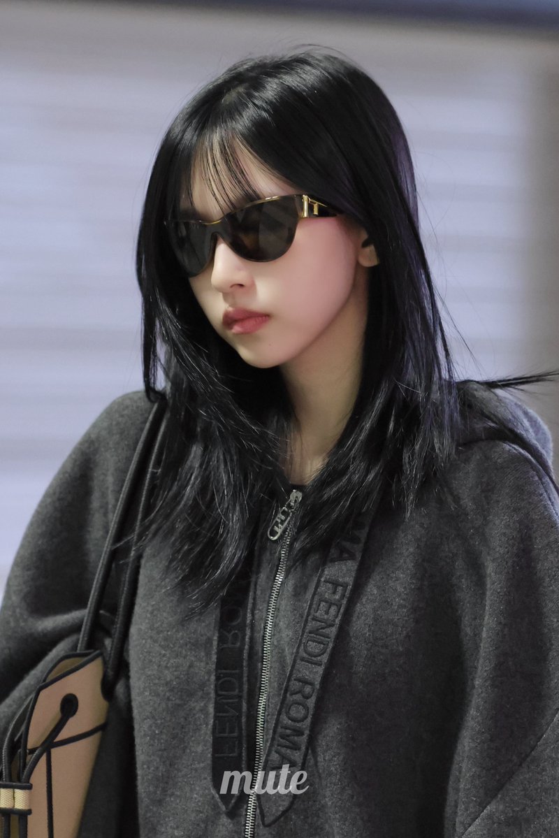 minaris_inbie's tweet photo. I thought the jacket and the glasses were deadly... and then she took them off https://t.co/kfdd6PDUCf