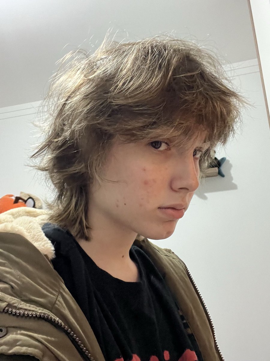 yuyuhawan's tweet photo. who wanna do a cleft chin removal surgery to me for free. I really gotta do my brows huh https://t.co/Cr8w2BzTQ0