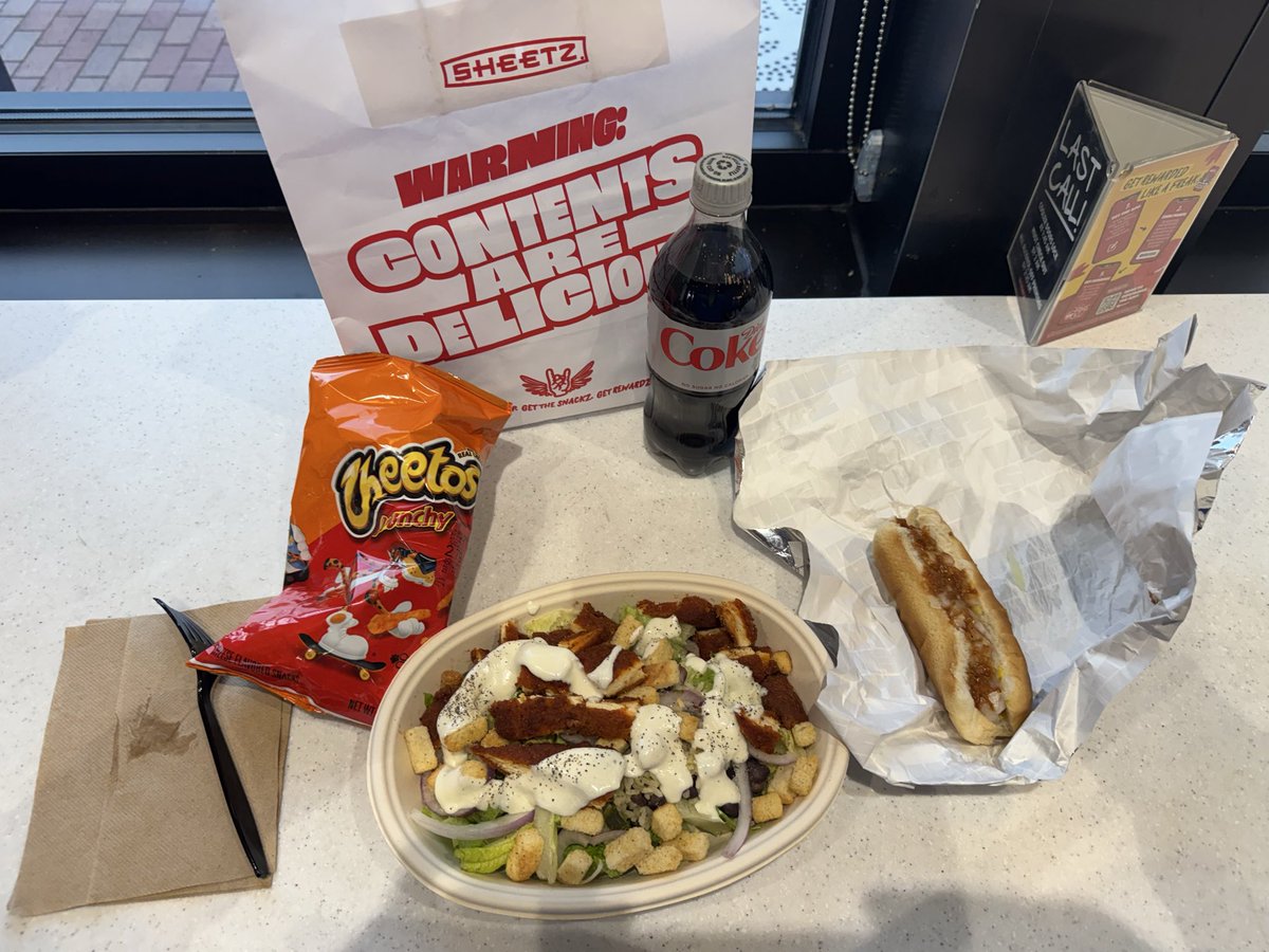 wall_st_trucker's tweet photo. SMASH or PASS?
Salad &amp; chili dog at Sheetz. https://t.co/JxXlcm7efF