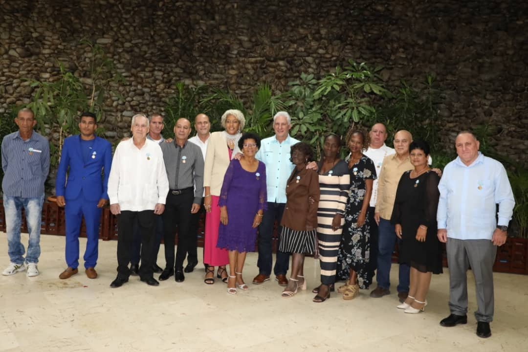 PartidoPCC's tweet photo. Con la presencia del Primer Secretario del Comité Central del Partido y Presidente de la República de #Cuba, @DiazCanelB y el miembro del Buró Político y Secretario de Organización, @DrRobertoMOjeda se efectuó el 
acto de reconocimiento por el 66 aniversario de los @cdr_cuba.

#66AñosCDR
